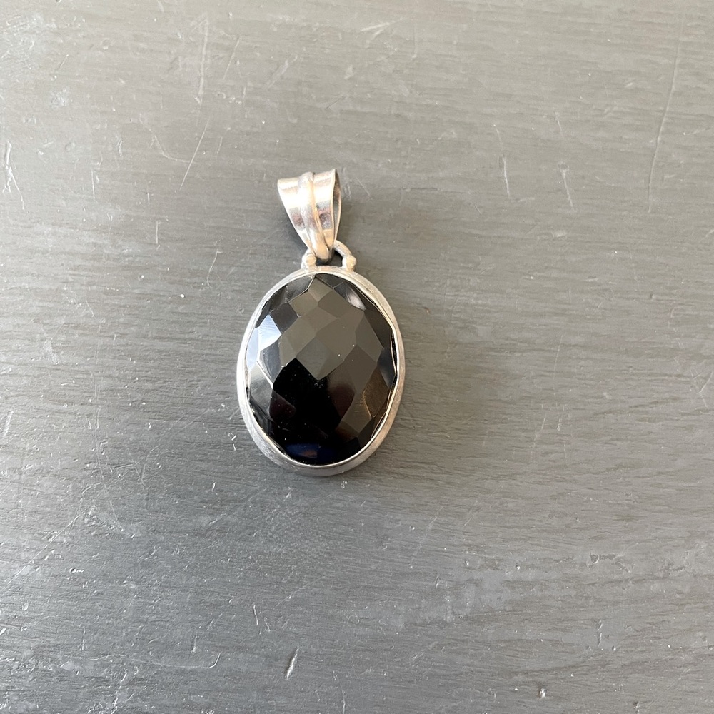 Faceted onyx pendant